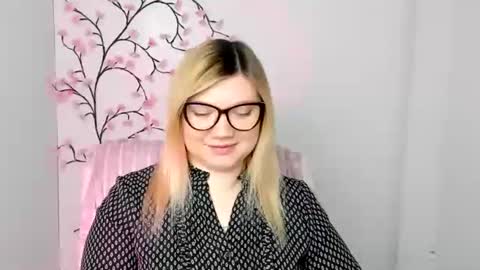 Snapshot of molly_moree chatting on January 6, 2026, 12:53 pm Molly online show from January 6, 2026, 12:53 pm