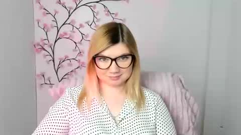 Snapshot of molly_moree chatting on February 1, 2026, 12:37 pm Molly online show from February 1, 2026, 12:37 pm