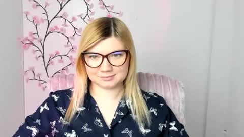 Snapshot of molly_moree chatting on February 4, 2026, 12:44 pm Molly online show from February 4, 2026, 12:44 pm