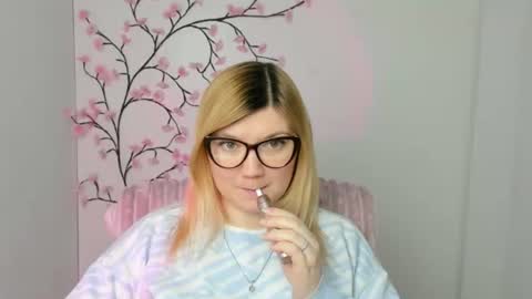 Snapshot of molly_moree chatting on February 18, 2026, 12:34 pm Molly online show from February 18, 2026, 12:34 pm