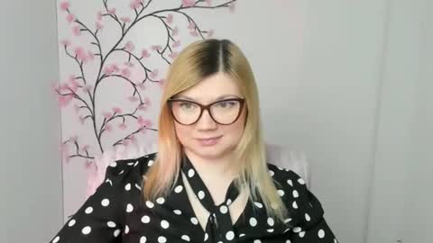 Snapshot of molly_moree chatting on March 3, 2026, 12:33 pm Molly online show from March 3, 2026, 12:33 pm