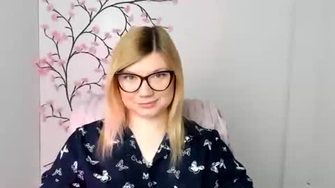 Snapshot of molly_moree chatting on March 7, 2026, 6:43 am Molly online show from March 7, 2026, 6:43 am