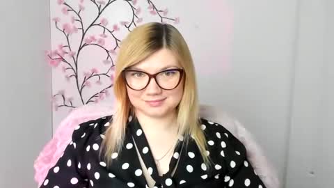 Snapshot of molly_moree chatting on March 12, 2026, 12:55 pm Molly online show from March 12, 2026, 12:55 pm
