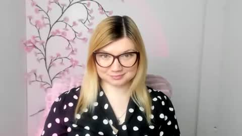 Snapshot of molly_moree chatting on March 18, 2026, 12:41 pm Molly online show from March 18, 2026, 12:41 pm