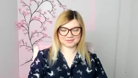 Snapshot of molly_moree chatting on March 20, 2026, 12:32 pm Molly online show from March 20, 2026, 12:32 pm