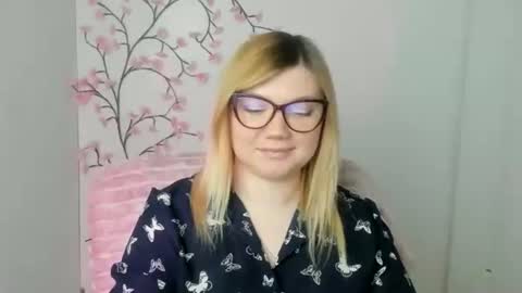 Snapshot of molly_moree chatting on March 26, 2026, 12:44 pm Molly online show from March 26, 2026, 12:44 pm