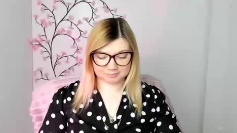 Snapshot of molly_moree chatting on March 31, 2026, 11:32 am Molly online show from March 31, 2026, 11:32 am
