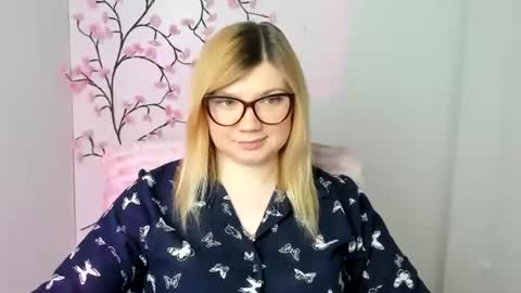 Snapshot of molly_moree chatting on April 1, 2026, 11:33 am Molly online show from April 1, 2026, 11:33 am