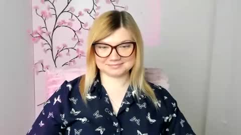 Snapshot of molly_moree chatting on April 1, 2026, 1:41 pm Molly online show from April 1, 2026, 1:41 pm