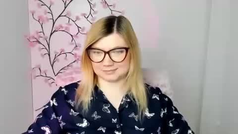 Snapshot of molly_moree chatting on April 3, 2026, 11:41 am Molly online show from April 3, 2026, 11:41 am