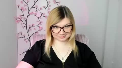 Snapshot of molly_moree chatting on April 4, 2026, 12:02 pm Molly online show from April 4, 2026, 12:02 pm