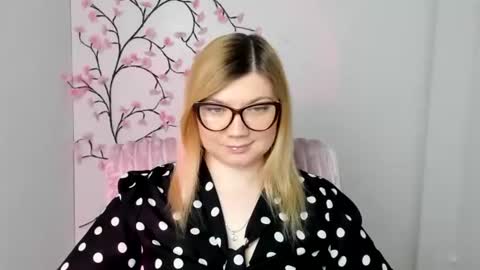 Snapshot of molly_moree chatting on April 6, 2026, 11:33 am Molly online show from April 6, 2026, 11:33 am