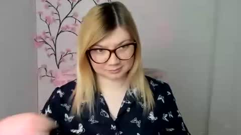 Snapshot of molly_moree chatting on April 8, 2026, 11:32 am Molly online show from April 8, 2026, 11:32 am