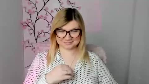 Snapshot of molly_moree chatting on April 10, 2026, 11:37 am Molly online show from April 10, 2026, 11:37 am