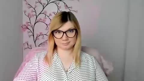Snapshot of molly_moree chatting on April 14, 2026, 11:27 am Molly online show from April 14, 2026, 11:27 am
