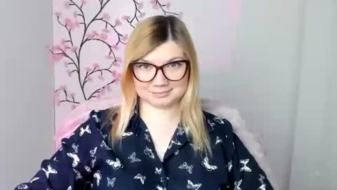 Snapshot of molly_moree chatting on April 15, 2026, 11:39 am Molly online show from April 15, 2026, 11:39 am