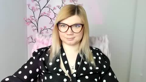 Snapshot of molly_moree chatting on April 18, 2026, 11:36 am Molly online show from April 18, 2026, 11:36 am