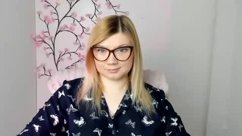 Snapshot of molly_moree chatting on April 22, 2026, 11:34 am Molly online show from April 22, 2026, 11:34 am