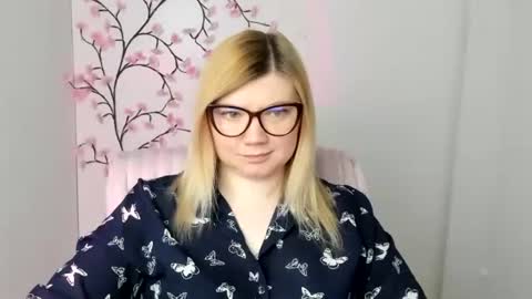 Snapshot of molly_moree chatting on April 28, 2026, 11:37 am Molly online show from April 28, 2026, 11:37 am