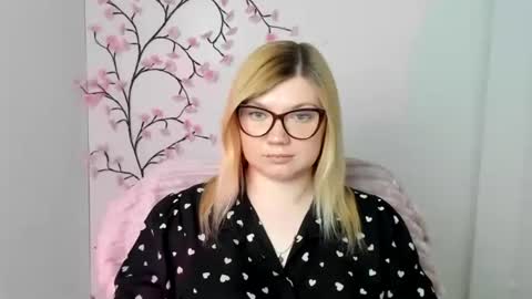 Snapshot of molly_moree chatting on May 11, 2026, 4:04 pm Molly online show from May 11, 2026, 4:04 pm