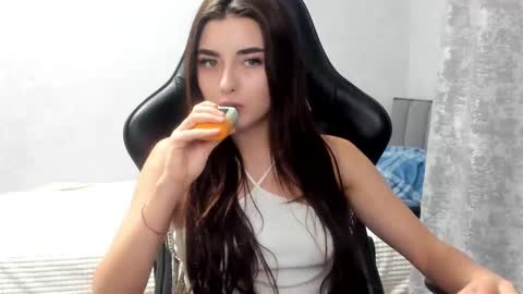 Molly online show from November 22, 2025, 8:52 pm