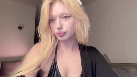 Snapshot of mollycodle chatting on October 17, 2025, 6:32 pm Goddess Katherine online show from October 17, 2025, 6:32 pm