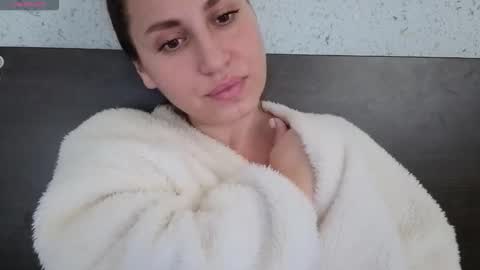 Snapshot of mollyforyou chatting on November 19, 2025, 10:37 am Nica follow me online show from November 19, 2025, 10:37 am