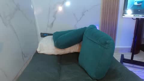 Snapshot of mollyguns chatting on December 16, 2025, 10:26 pm MOLLY GUNSG online show from December 16, 2025, 10:26 pm