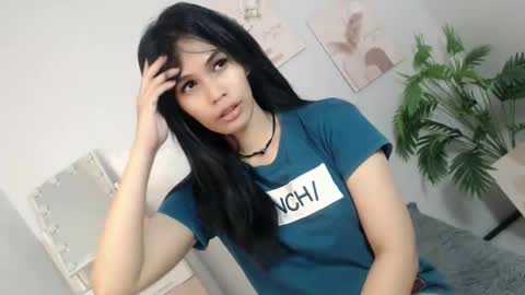 Snapshot of momi_khem019 chatting on January 10, 2026, 7:54 am MOMIKHEM online show from January 10, 2026, 7:54 am