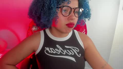 Momo  online show from May 10, 2026, 3:33 am