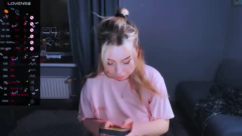 Snapshot of monalauu chatting on February 8, 2026, 3:32 am online show from February 8, 2026, 3:32 am