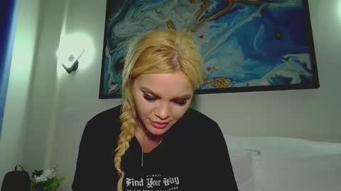 Snapshot of moni_ chatting on November 27, 2025, 4:25 am Monica online show from November 27, 2025, 4:25 am