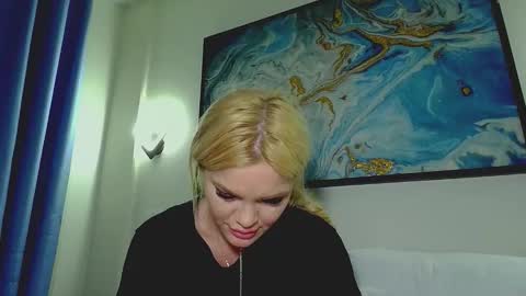 Snapshot of moni_ chatting on November 28, 2025, 4:37 am Monica online show from November 28, 2025, 4:37 am