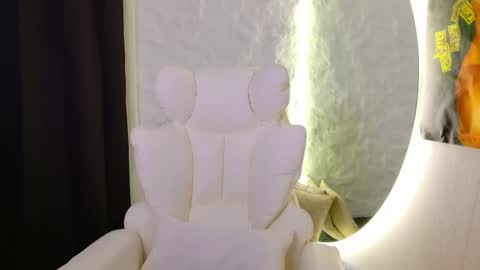 Snapshot of monique_a chatting on November 25, 2025, 5:40 am Ask me online show from November 25, 2025, 5:40 am