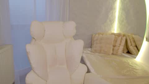 Snapshot of monique_a chatting on December 21, 2025, 12:01 pm Ask me online show from December 21, 2025, 12:01 pm