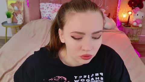 Snapshot of moon__bunny chatting on February 12, 2026, 12:22 pm Moon Bunny online show from February 12, 2026, 12:22 pm