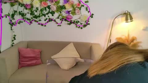 Snapshot of moon__bunny chatting on February 26, 2026, 12:26 pm Moon Bunny online show from February 26, 2026, 12:26 pm