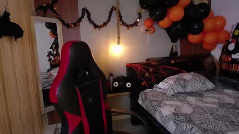 moon_and_fire_ online show from October 28, 2025, 5:11 am