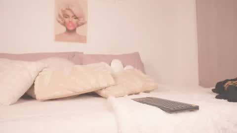 Snapshot of moon_angels chatting on June 12, 2026, 12:04 pm Angels online show from June 12, 2026, 12:04 pm