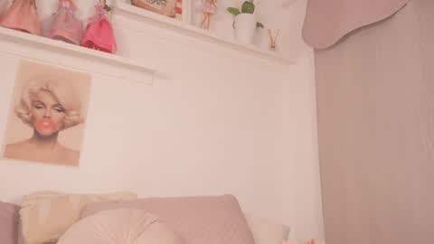 Snapshot of moon_angels chatting on June 15, 2026, 12:29 pm Angels online show from June 15, 2026, 12:29 pm