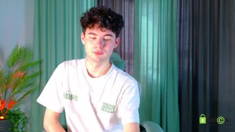 moon_gloww online show from April 8, 2026, 2:11 am