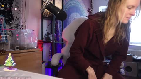 Snapshot of moon_nymph chatting on December 15, 2024, 9:56 am Moon Nymph online show from December 15, 2024, 9:56 am