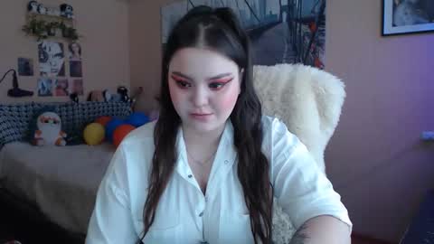Snapshot of moon_sugar_ chatting on April 19, 2026, 12:26 pm Keira online show from April 19, 2026, 12:26 pm