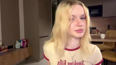 Snapshot of moonavellle_ chatting on May 19, 2026, 2:18 am moonavellle_ online show from May 19, 2026, 2:18 am