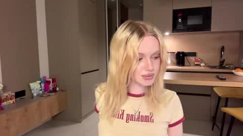 Snapshot of moonavellle_ chatting on May 20, 2026, 8:15 pm moonavellle_ online show from May 20, 2026, 8:15 pm