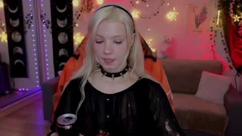 Snapshot of moonlight_mia chatting on October 25, 2025, 8:58 pm Mia online show from October 25, 2025, 8:58 pm