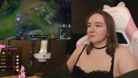 Snapshot of moonlish_siren chatting on February 4, 2026, 8:25 pm Katrin online show from February 4, 2026, 8:25 pm