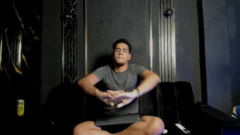 Snapshot of mr_maximo chatting on November 18, 2025, 11:15 pm mr_maximo online show from November 18, 2025, 11:15 pm