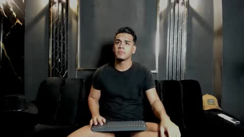 Snapshot of mr_maximo chatting on December 17, 2025, 8:59 pm mr_maximo online show from December 17, 2025, 8:59 pm