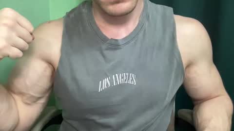 Snapshot of mrbiceps_23 chatting on December 23, 2024, 5:00 pm Mrbiceps23 online show from December 23, 2024, 5:00 pm